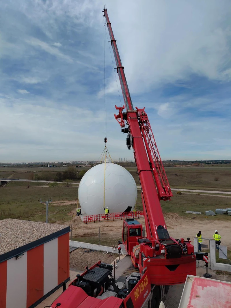 Una gran gr�a elev� el radomo hasta el radar de Enaire. Foto: Enaire